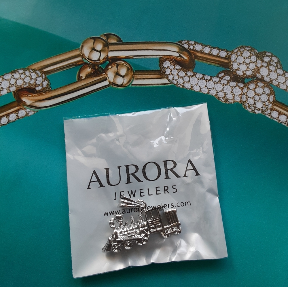 NIP AURORA JEWELERS SILVER TONE CHARM/PENDANT